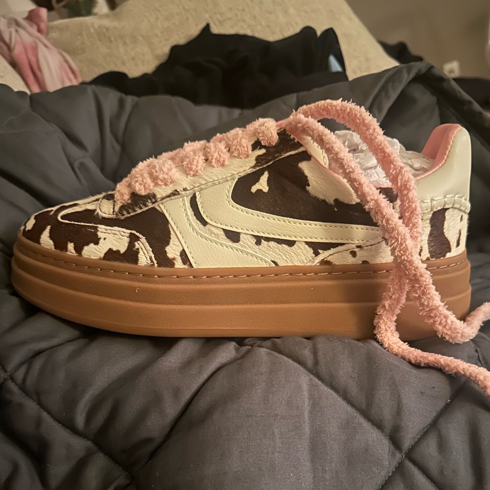 Steve Madden Fuzzy Multicolor Cow Print Sneakers – Pink Laces – Size 8 – NIB🐮🐄